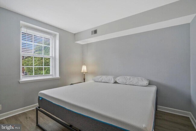 Building Photo - 2961 S Columbus St