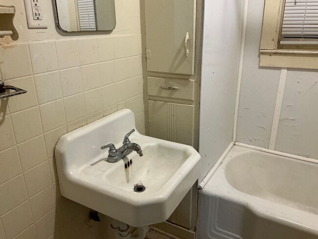 Building Photo - 521 Folks St