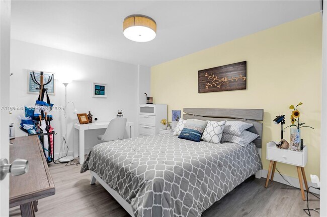 Building Photo - 5845 Collins Ave