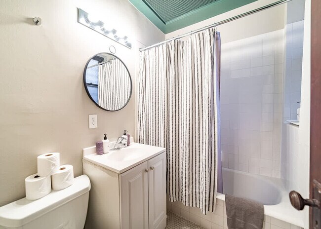 Building Photo - 1202 W Eddy St