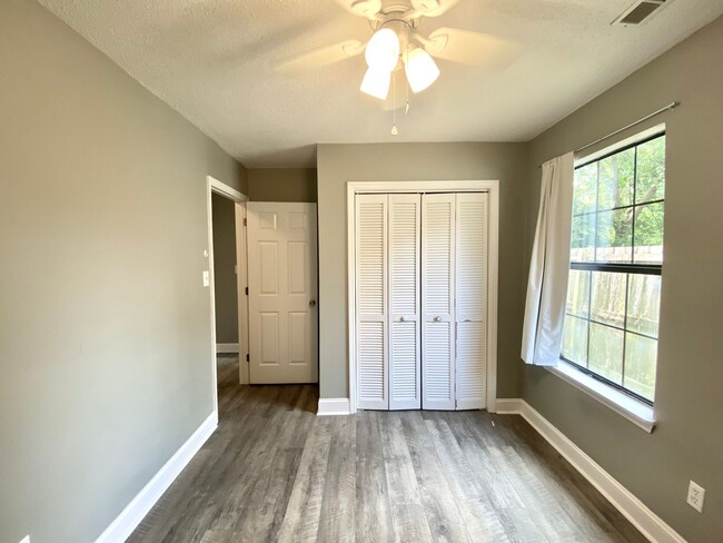 Building Photo - Beautiful 3 Bedroom 2 Bathroom House Off o...