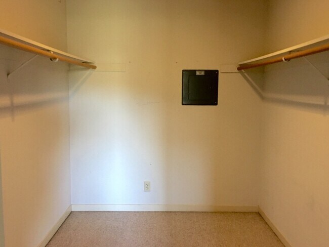 Building Photo - Large 3 bedroom, 2 bathroom condo with ama...
