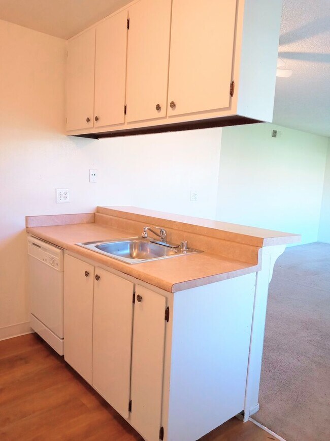 Building Photo - Ground Floor 2bd Condo With On-site Laundr...