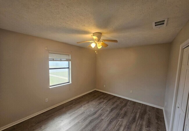 Building Photo - Adorable move-in ready home 3 bedroom 2 bath