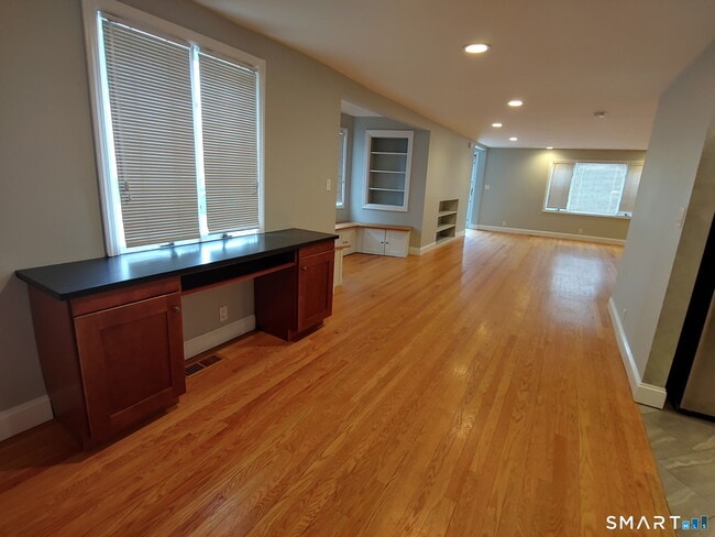 Building Photo - 800 E Broadway