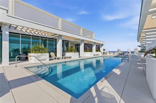 Building Photo - 777 3rd Ave N