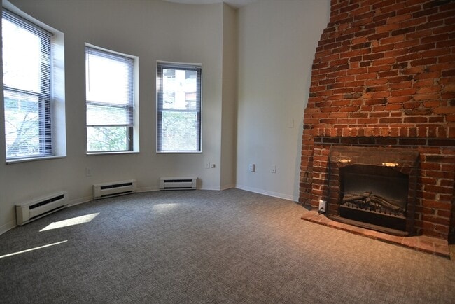 Building Photo - 67 St Germain St