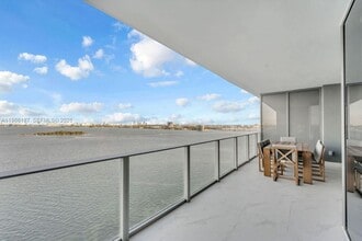 Building Photo - 700 NE 24th St