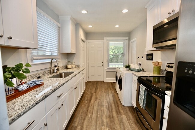Building Photo - Updated & Ready 09-19-25! Pet Friendly - F...