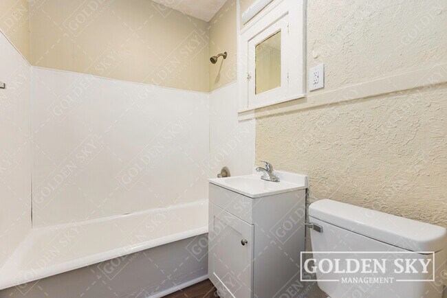 Building Photo - 2937 N Kenwood Ave