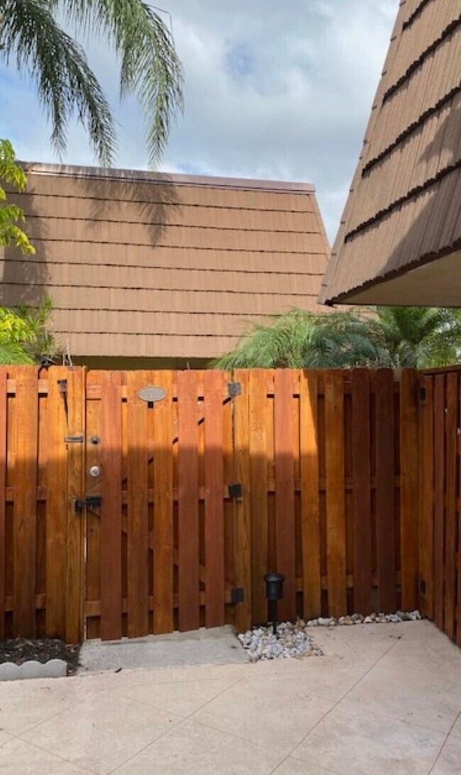 Building Photo - 1166 6th Ave