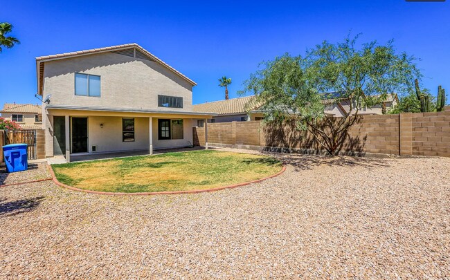 Building Photo - Three bed and two /half bath North Phoenix