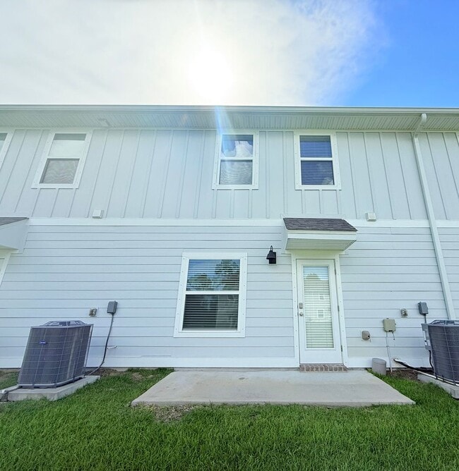 Building Photo - 3 Bed/2.5 Bath Townhome - Prime Pensacola ...