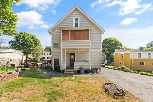 Building Photo - 13 Oak St