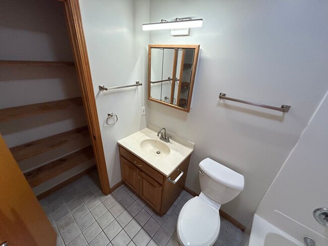 Building Photo - 2 bedroom, 2 full bath with attached garage