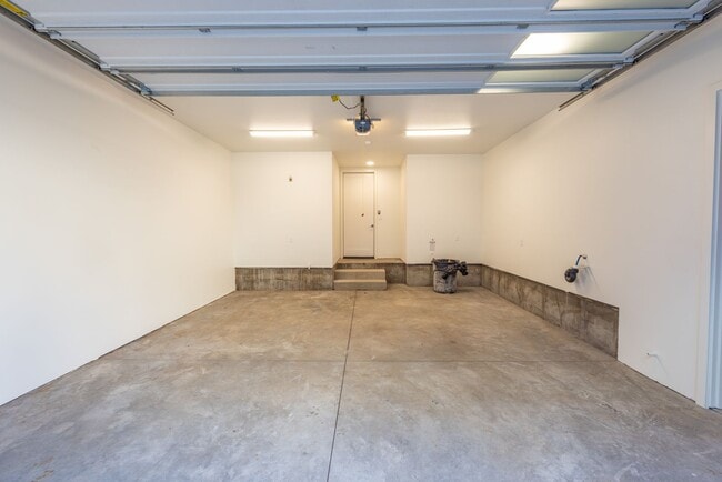 Building Photo - 1708 SE Columbia River Dr