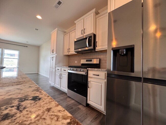 Building Photo - 4BR 2.5Bath Beauty in High Point