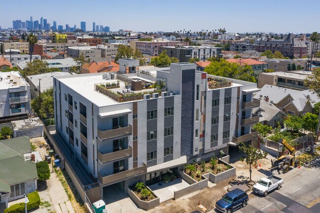 Building - 820 S Wilton Pl