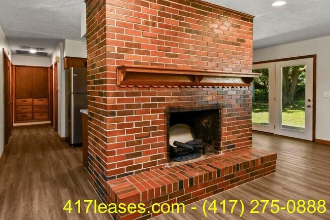 Building Photo - 203 S White Oak Ave