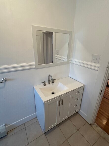 Building Photo - 710 River Ave