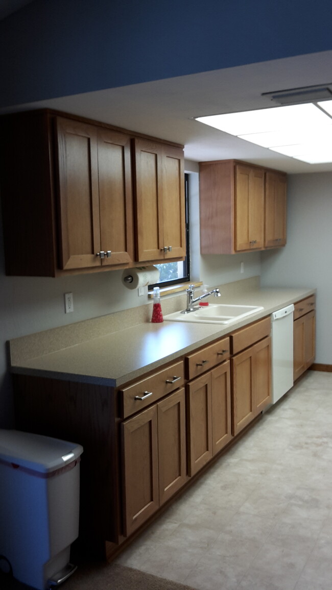 Kitchen, USB outlet, dishwasher(old floor) - 47 Sea Island Dr N