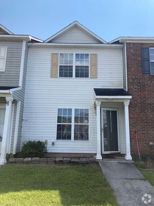 Building Photo - Well Maintained 2 Bedroom Townhome!