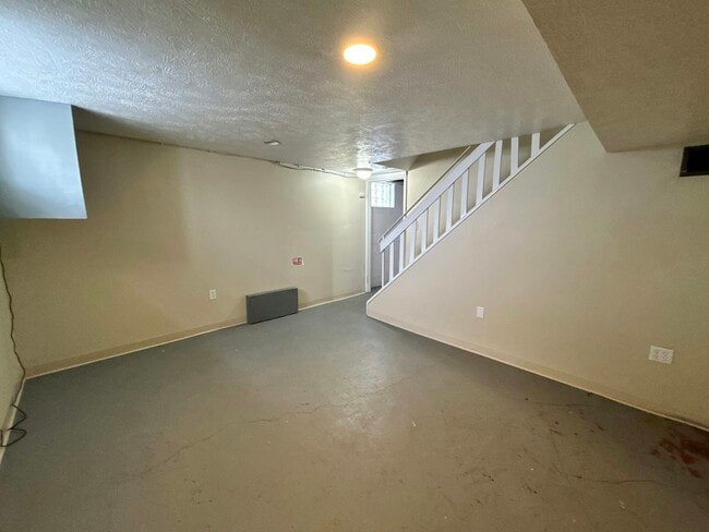 Building Photo - 215 Erhardt Dr