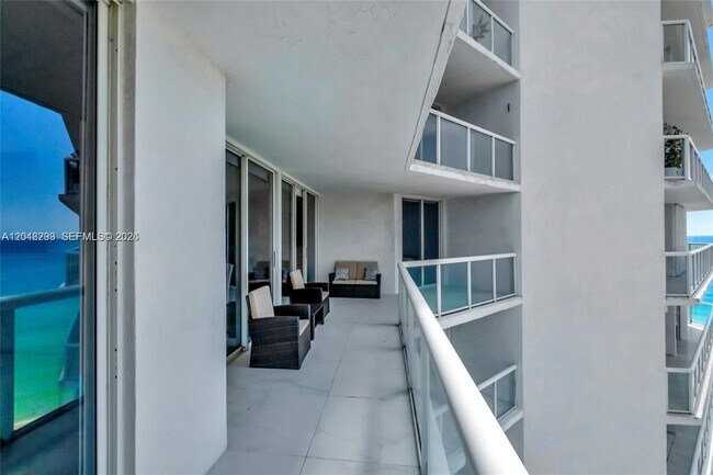 Building Photo - 16425 Collins Ave