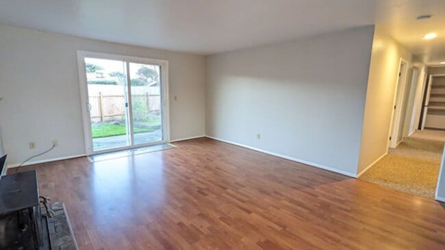 Building Photo - Quiet 4/2 in the Arcata Bottoms