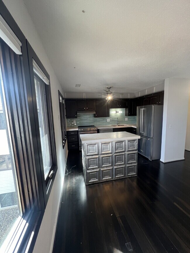 Building Photo - 2 Bedroom / 2 Bath Condo with 1,200 Square Feet, Luxury Finishes, and Great Amenities!
