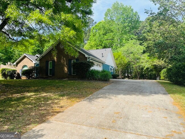 Building Photo - 165 River Park Dr