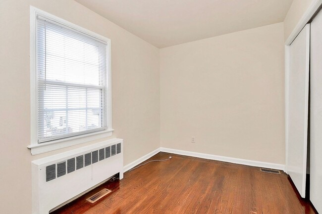 Building Photo - Cute 2 Bedroom Condo in Selwyn Village!