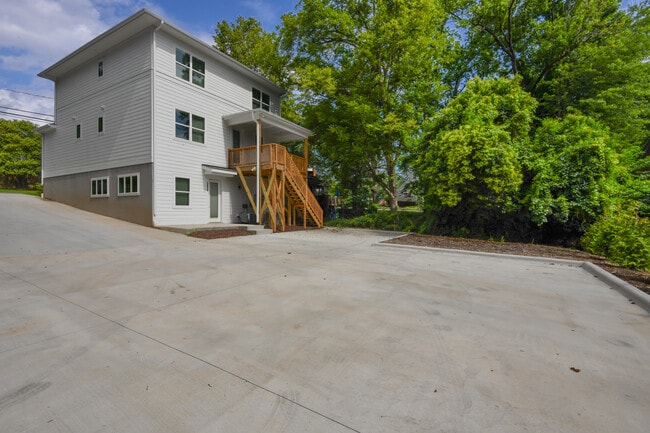 Building Photo - 503 S Chapman St