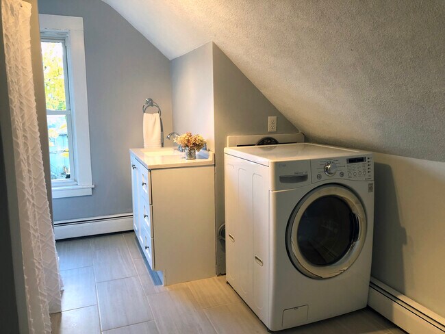 Building Photo - 1295 Main St