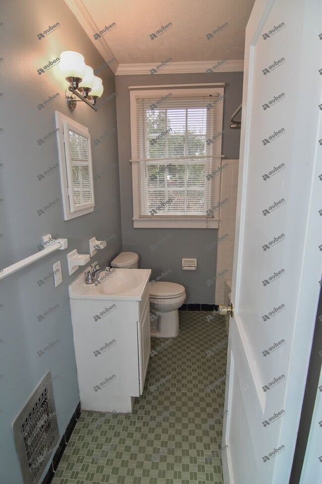 Building Photo - $900- Beautifully Updated 1-Bedroom, 1-Bat...