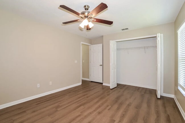 Building Photo - 540 Oak Creek Dr