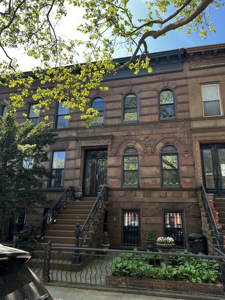 Building - 596 Decatur St