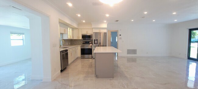 Building Photo - 1400 SE 8th Ave