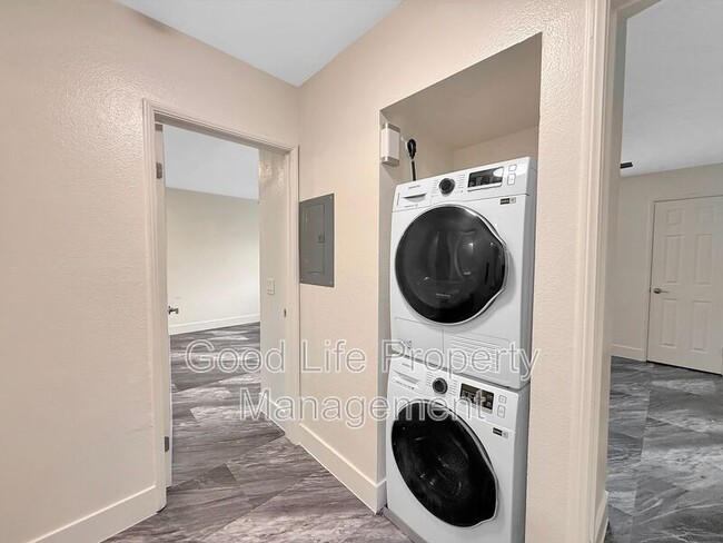 Building Photo - 3030 Alta View Dr