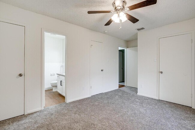 Building Photo - Charming 2-Bed, 2-Bath Duplex in Burleson