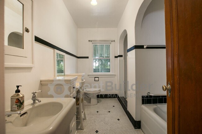 Building Photo - 1404 Marquette Pl NE