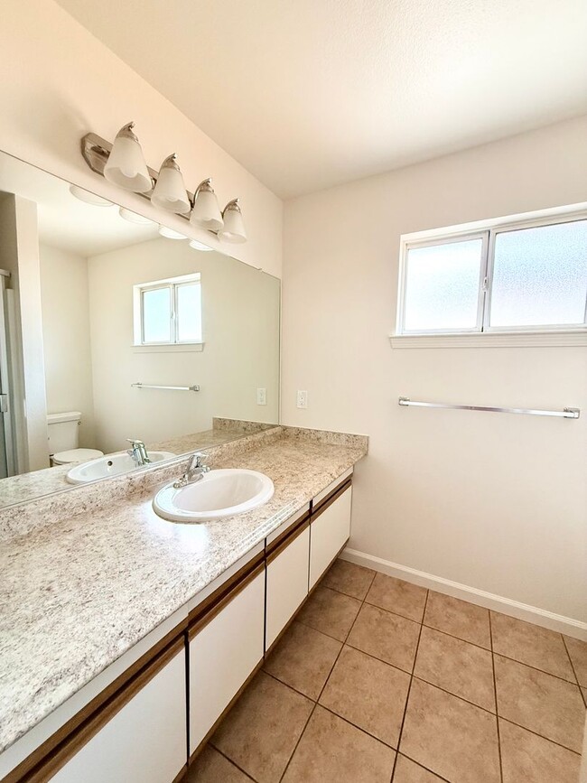 Building Photo - Lovely 3 Bedroom 2 Bathroom Available Now!