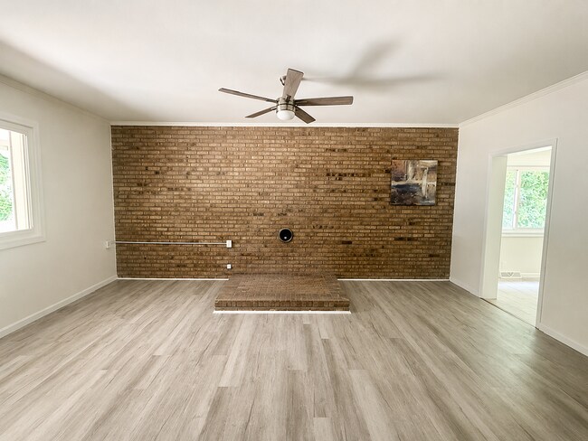Building Photo - Two bedroom, 2 bath house in Burlington-Coming soon