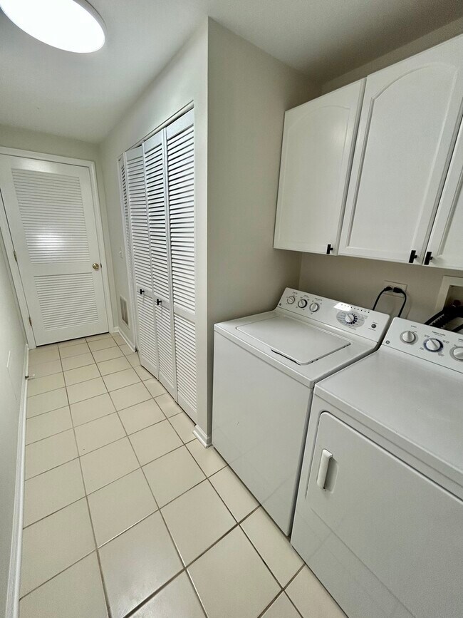 Building Photo - 2375 Chelsea Rd