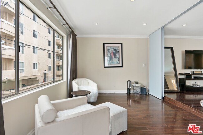 Building Photo - 419 N Oakhurst Dr