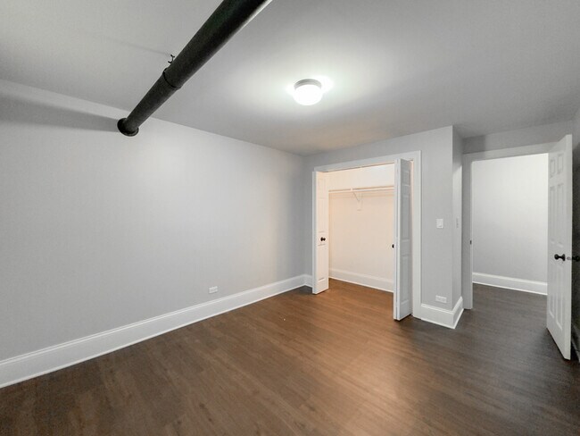 Building Photo - 936 E 52nd St