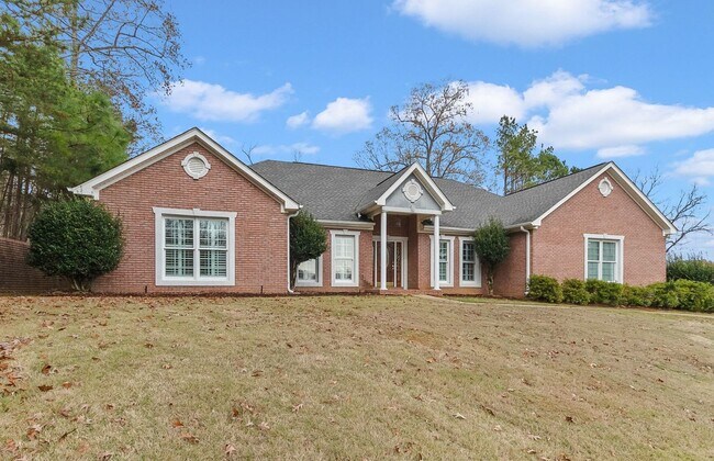 Building Photo - Spacious 3 Bed 2.5 Bath! Available for Fall 2026! Call to Schedule a Tour Today!