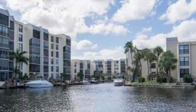 Building Photo - 4 Royal Palm Way
