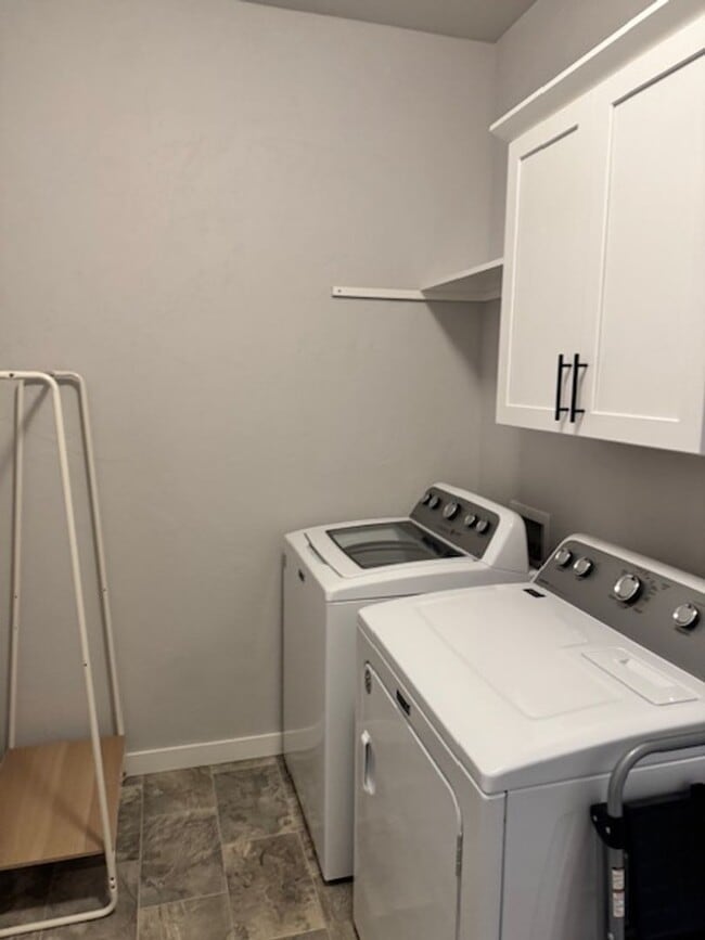 Building Photo - SINGLE LEVEL 3 BEDROOM/ UPGRADES W/ EASY M...