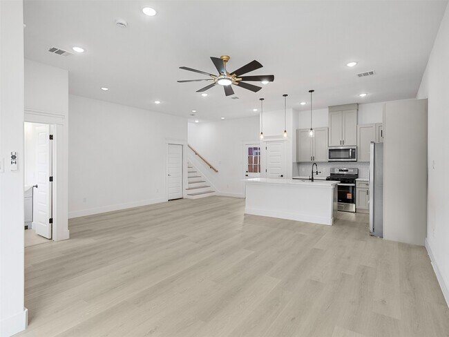Building Photo - 4111 E Toliver St